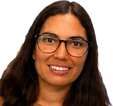 Rahel, Kundin von Fit on Time, lächelt in die Kamera